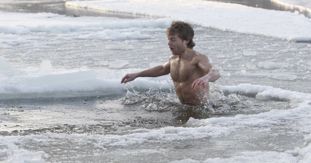 Кияни відзначили Водохреще у крижаній воді / © УНІАН