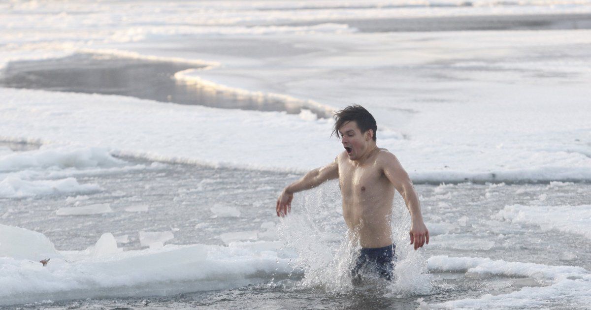 Кияни відзначили Водохреще у крижаній воді / © УНІАН