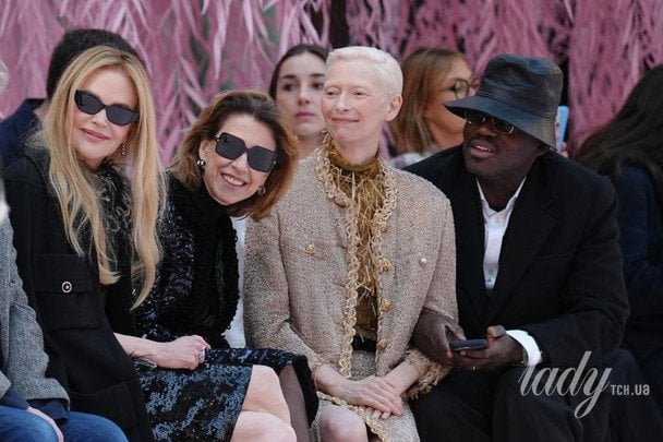 Ніколь Кідман, Фернанда Торрес, Тільда ​​Свінтон та Едвард Еннінфул на показі Chanel / © Associated Press