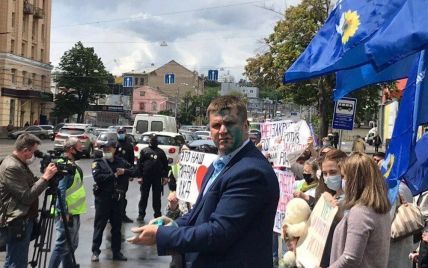 У Харкові проросійського ексдепутата міськради облили зеленкою