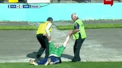 Під час матчу Волинь - Карпати нетверезий вболівальник вибіг на поле