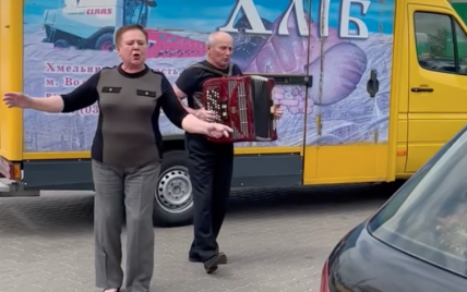 "Очередь на АЗС! Нас не одолеть!": Водителям устроили импровизированный концерт в Хмельницкой области (видео)