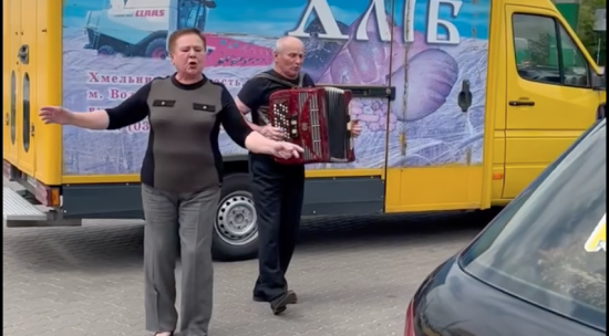 "Черга на АЗС! Нас не здолати!": Водіям влаштували імпровізований концерт у Хмельницькій області (відео)