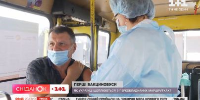 Щеплення у маршрутці: як працюють вакцинобуси в Києві
