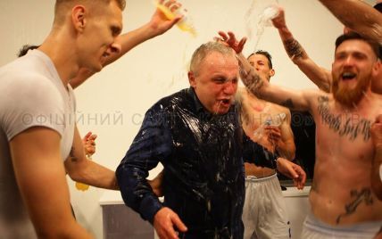 Весь у шампанському президент "Динамо" подякував футболістам за сезон