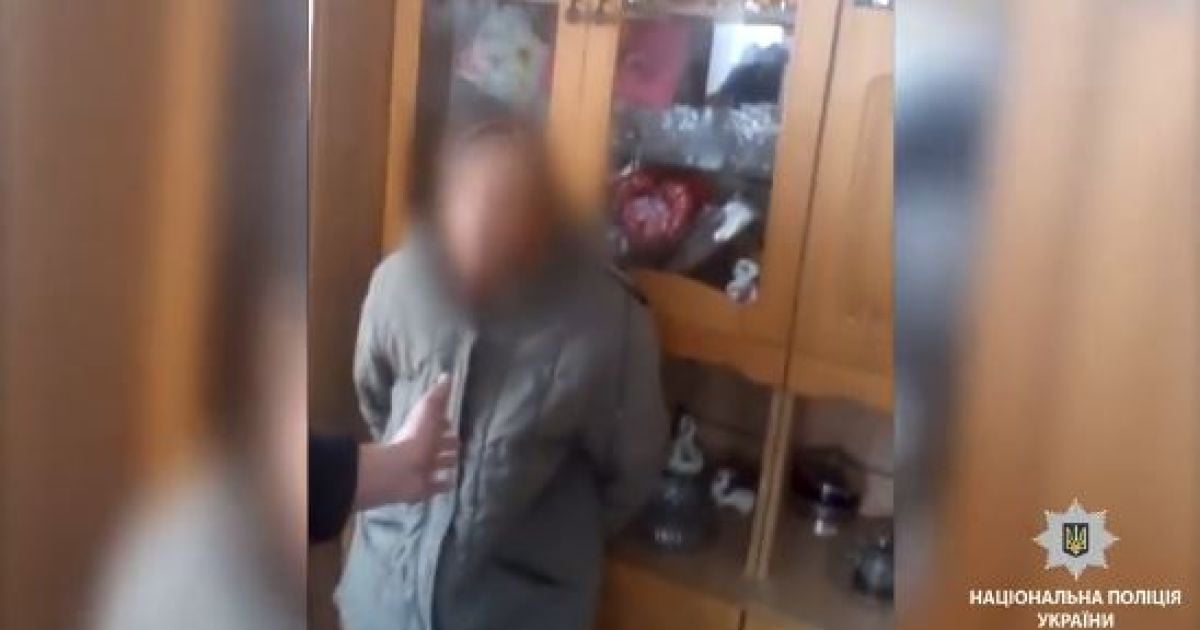 На Київщині затримали молодиків, які знущалися над бабусею і знімали все на телефон
