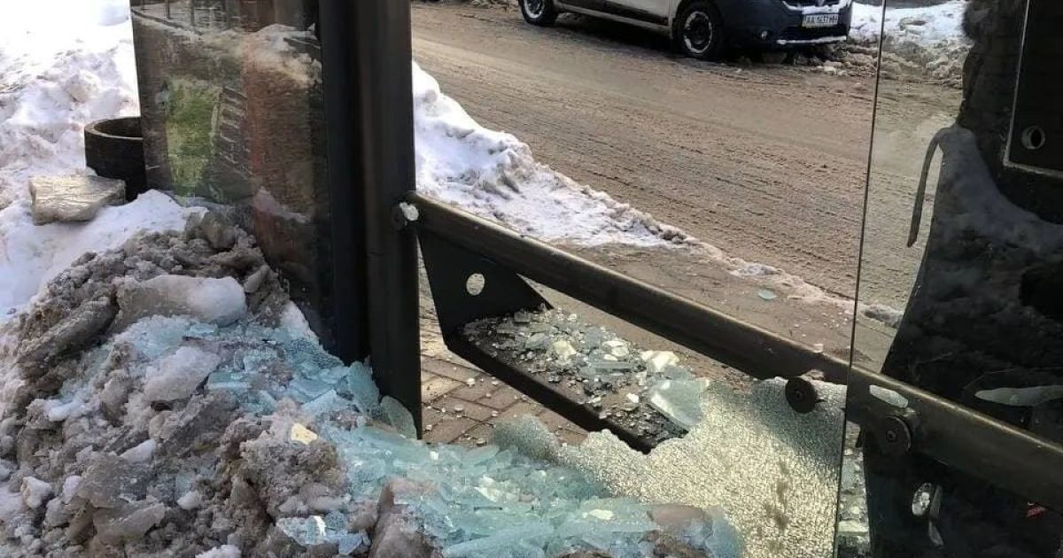В центре Киева вандалы разбили остановку: фото