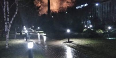 Жителі Маріуполя повідомляють про масштабну пожежу на "Азовсталі", на меткомбінаті назвали це "технологічним процесом" – ЗМІ