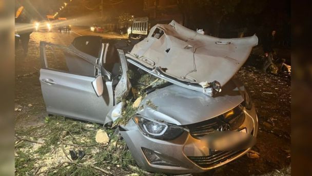 В курортном городе Кобулете вблизи Батуми в результате падения дерева на легковой автомобиль погиб человек.