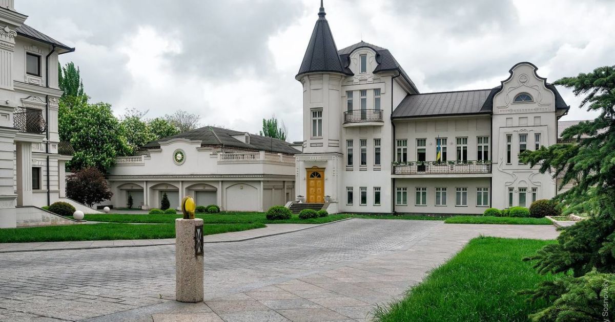 Історичні будівлі у Маріуполі