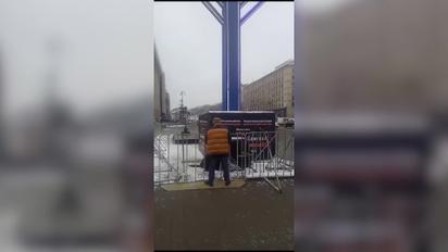 В Киеве неизвестный на камеру осквернил самую большую Ханукию в Европе