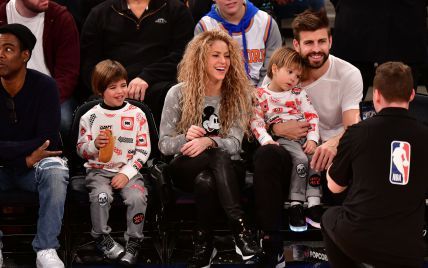 Семейство в сборе: Шакира и Жерар Пике с детьми сходили на баскетбол 