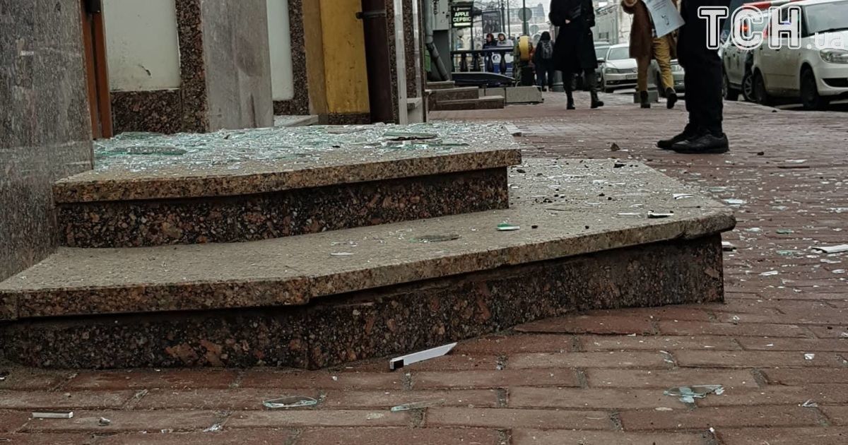 активісти потрощили будівлю Сбербанку_2 / © Фото Ивана Гребенюка/ТСН