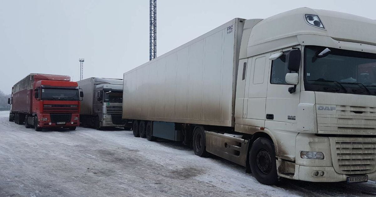Росія не пропускає вантажівки з території України, у чергах стоять близько 100 фур