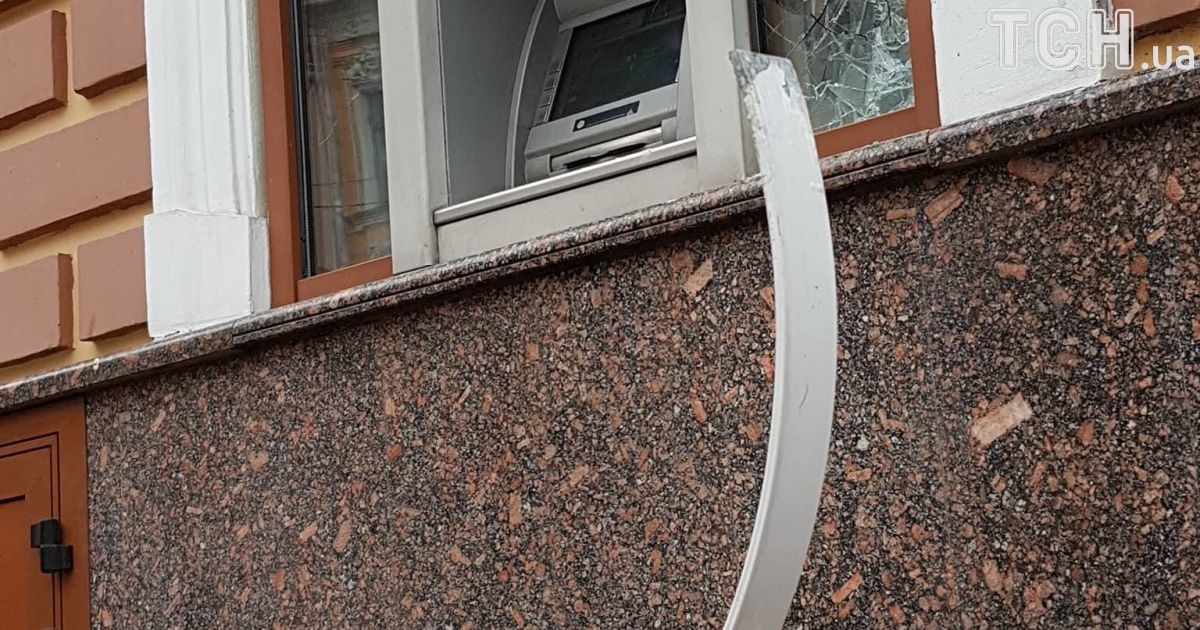 активісти потрощили будівлю Сбербанку_4 / © Фото Ивана Гребенюка/ТСН