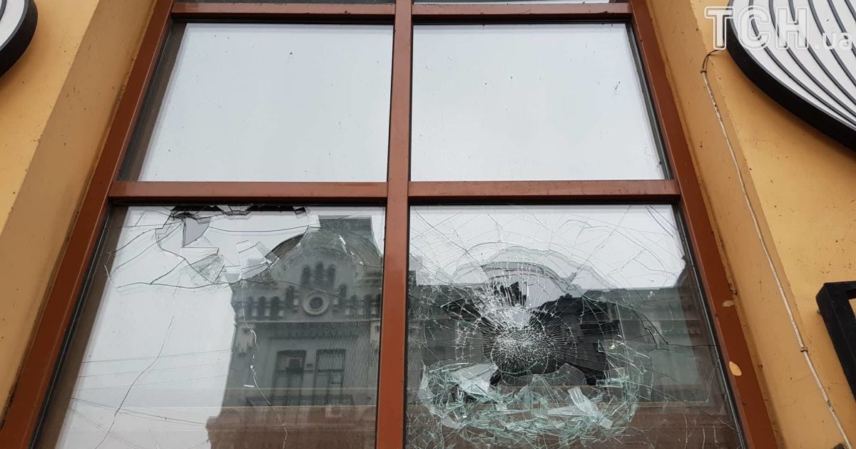 У поліції пояснили, хто відповість за потрощені відділення банків і "Росспівробітництво" в Києві