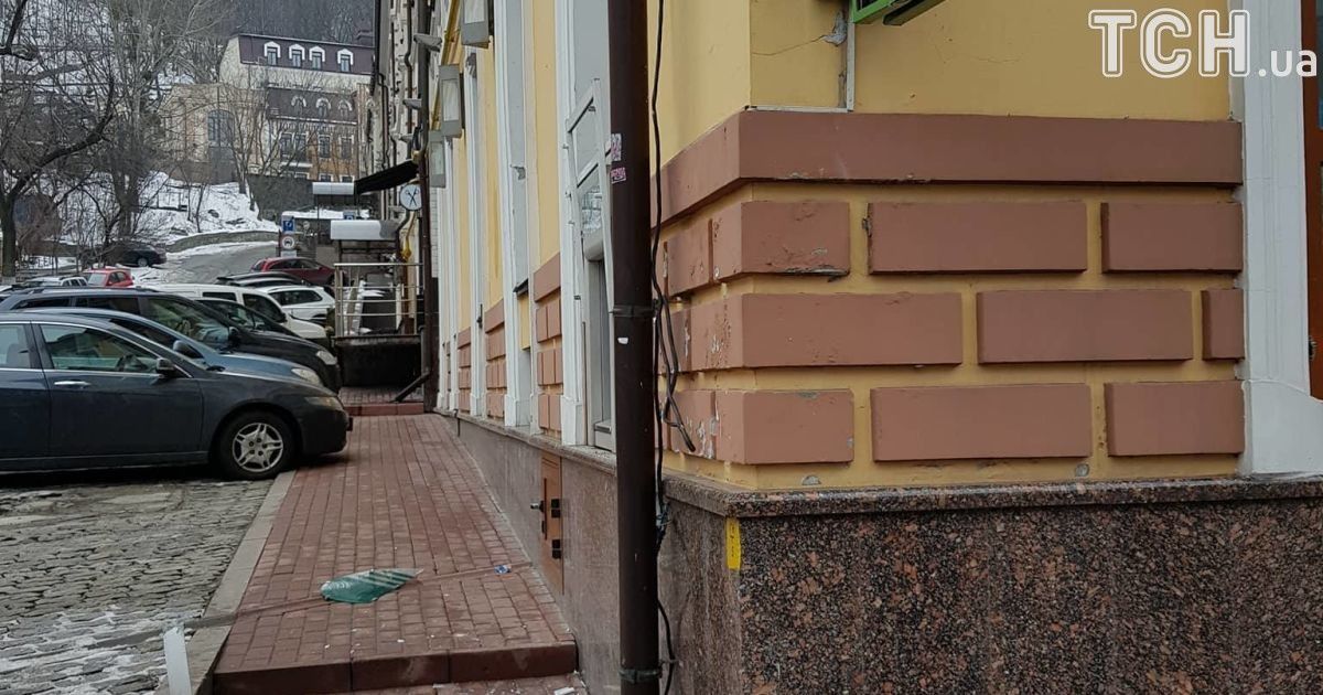 активісти потрощили будівлю Сбербанку_1 / © Фото Ивана Гребенюка/ТСН