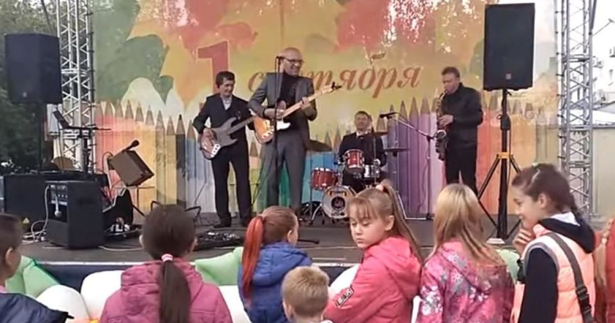 В России школьников поздравили с Днем знаний "Рюмкой водки на столе"