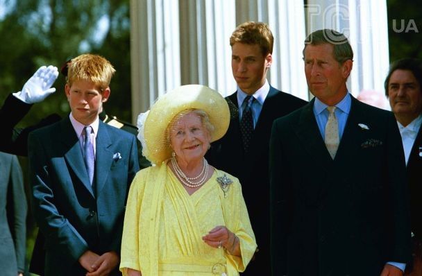 Принци Вільям і Гаррі з королевою-матір'ю Єлизаветою та принцом Чарльзом / © Getty Images