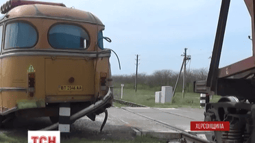 Під Каховкою рейсовий автобус зіткнувся з товарним потягом
