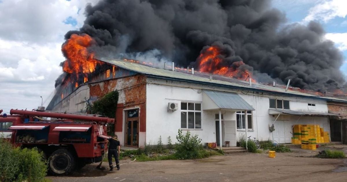 На Закарпатті локалізували масштабну пожежу на підприємстві з виробництва меблів