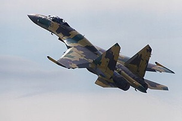 Противостояние в небе над Черным морем: российский Су-35 пролетел рядом с американским самолетом