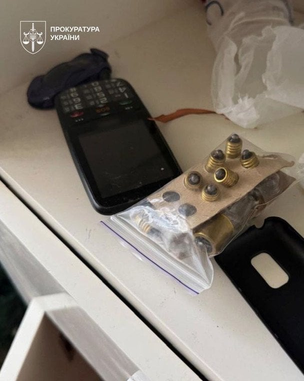 Речові докази, знайдені у квартирі підозрюваного / © Офіс генерального прокурора