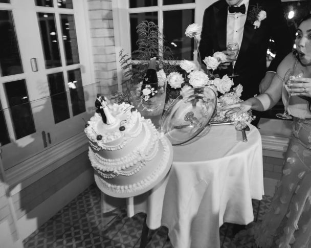 Наречена перевернула весільний торт / Фото: alexmarksphotography / SWNS