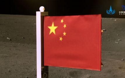 Впервые: Китай поднял на Луне национальный флаг