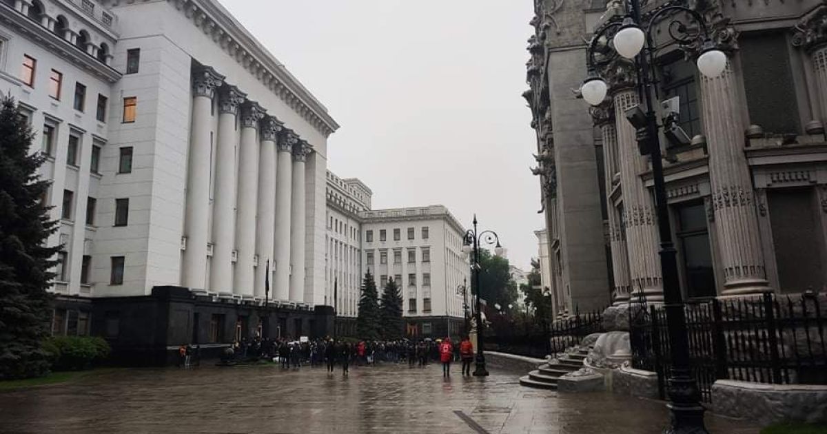 Акція протесту під Офісом президента з вимогою розслідувати вбивство Павла Шеремета / © фото: Наталя Нагорна
