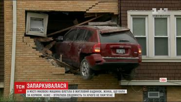 У США жінка на автомобілі зачепила бордюр і влетіла в стіну двоповерхової будівлі