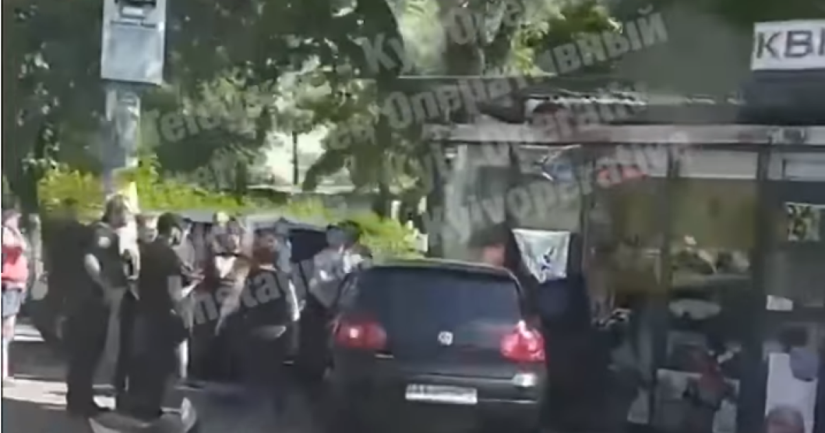 У Києві водій на Volkswagen залетів у квітковий кіоск: відео