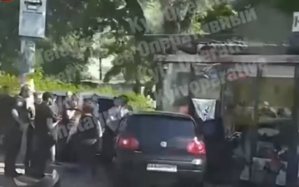 У Києві водій на Volkswagen залетів у квітковий кіоск: відео