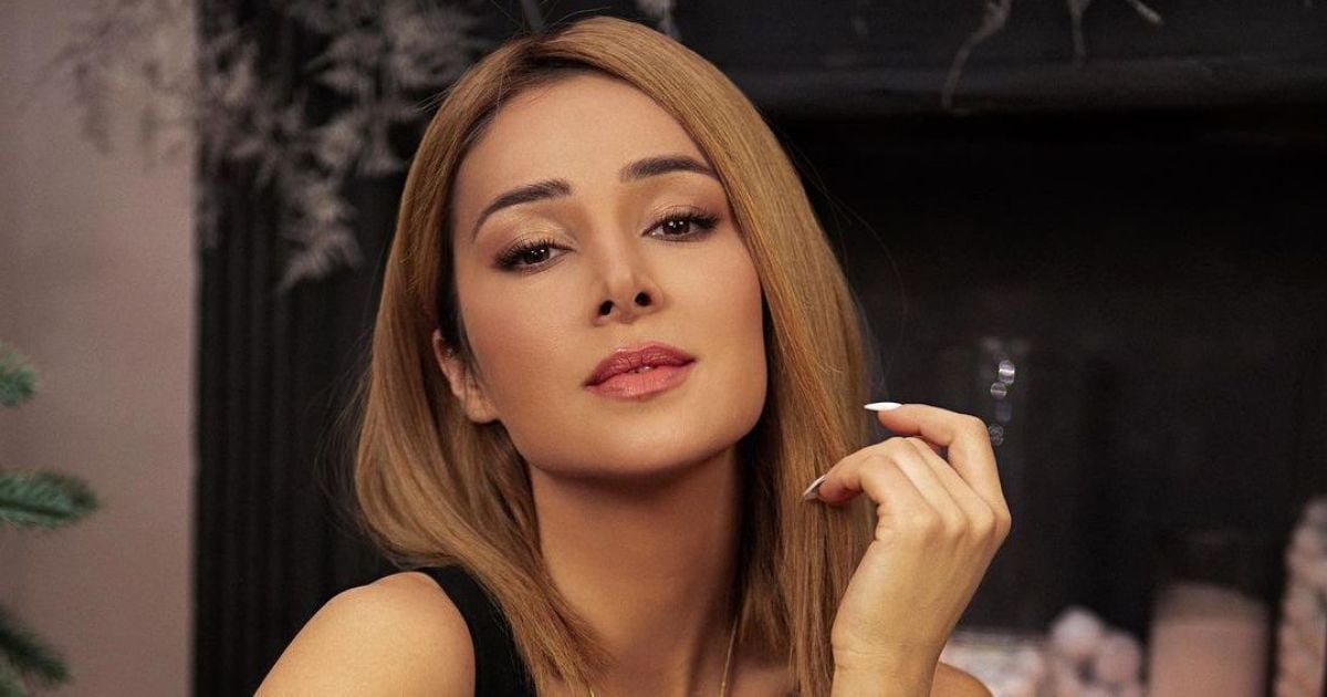 Злата Огневич в купальнике эротично попозировала на пляже