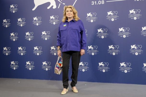 Катрін Денев з українським прапором на сорочці