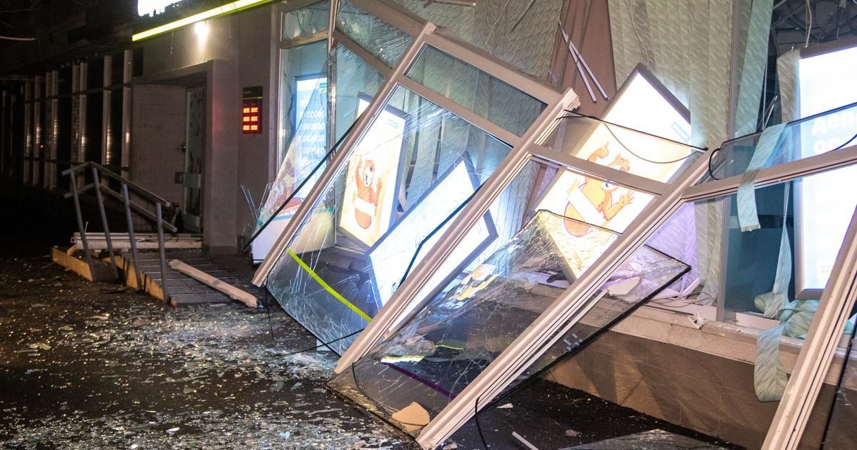 "Гроші повилітали на вулицю". У Києві невідомі підірвали відділення "Ощадбанку"