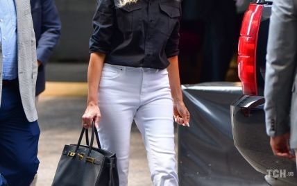 В сорочці, білих джинсах і балетках: Меланію Трамп зазнімкували на Мангеттені