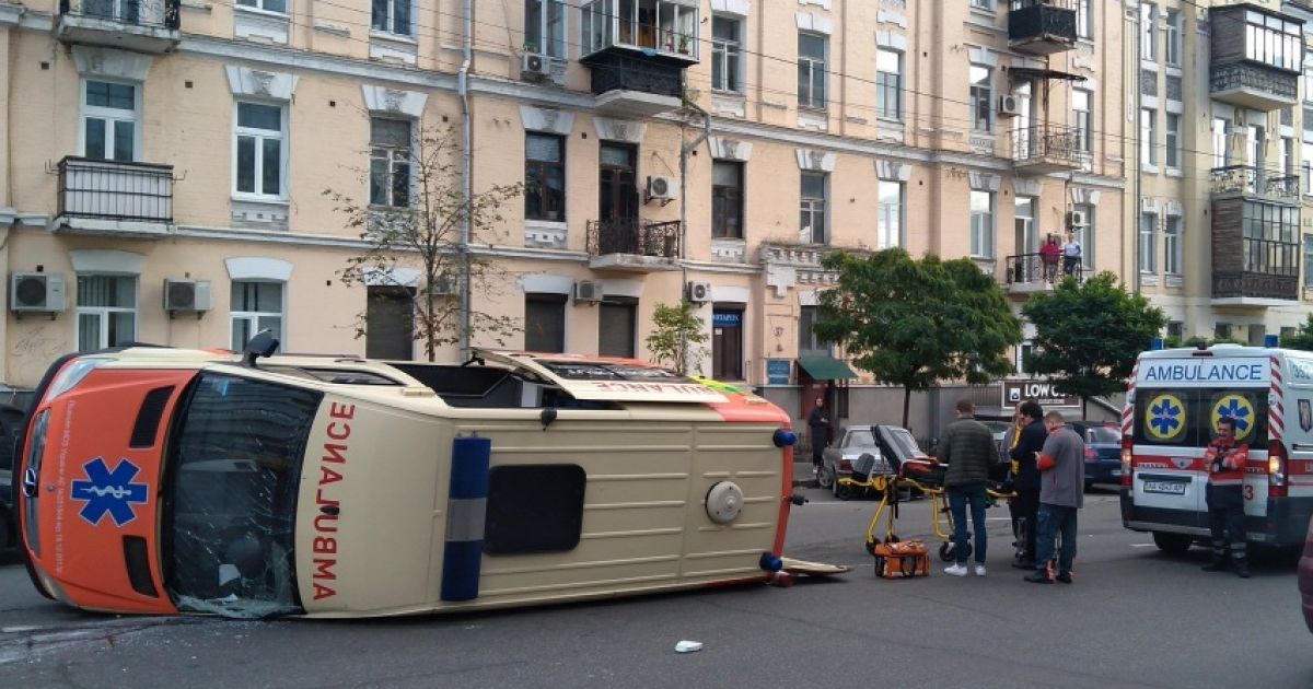 У Києві після зіткнення перекинулася "швидка допомога"