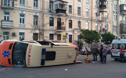 У Києві після зіткнення перекинулася "швидка допомога"