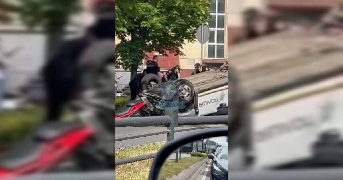 ДТП во Львове с полицейским автомобилем