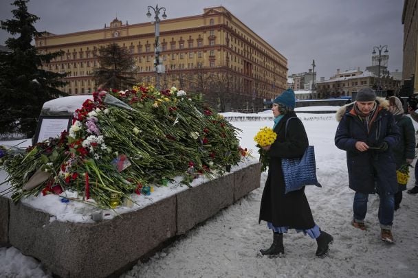 Люди покладають квіти в пам'ять про Олексія Навального, який помер у в'язниці 16 лютого 2024 року, до пам'ятника жертвам радянських репресій у Москві, 17 лютого 2024 року / © Associated Press