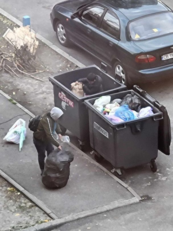 Местные говорят, что не раз видели эту женщину с мальчиком у мусорных баков/Фото: из соцсетей