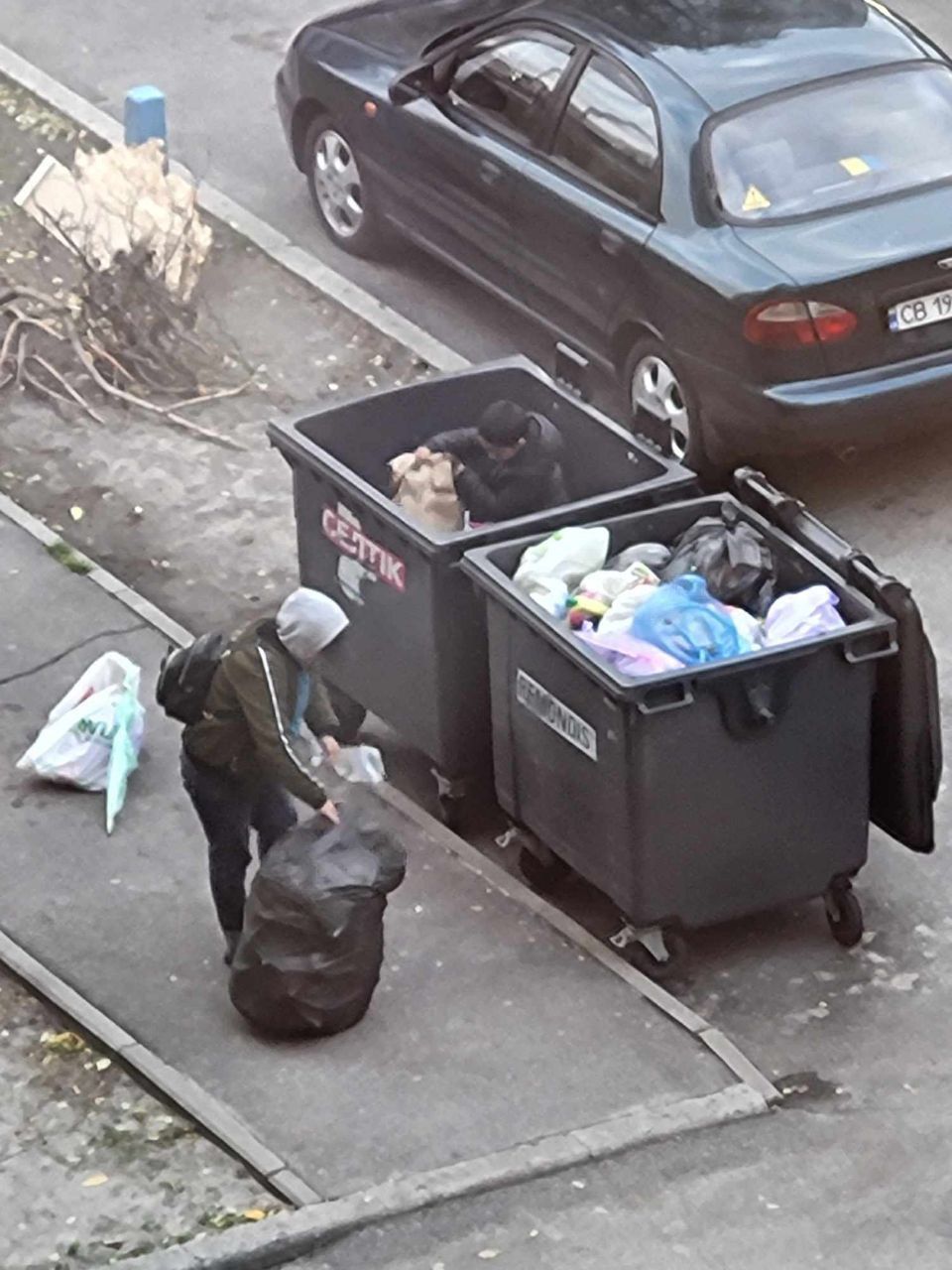 Місцеві кажуть, що неодноразово бачили цю жінку з хлопчиком біля сміттєвих баків / Фото: із соцмереж / © 
