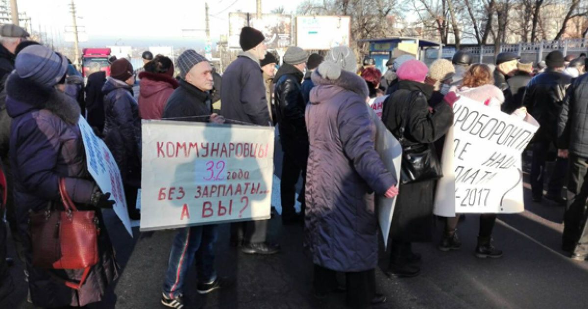 В Николаеве рабочие завода перекрыли движение на трассе из-за невыплаты зарплат