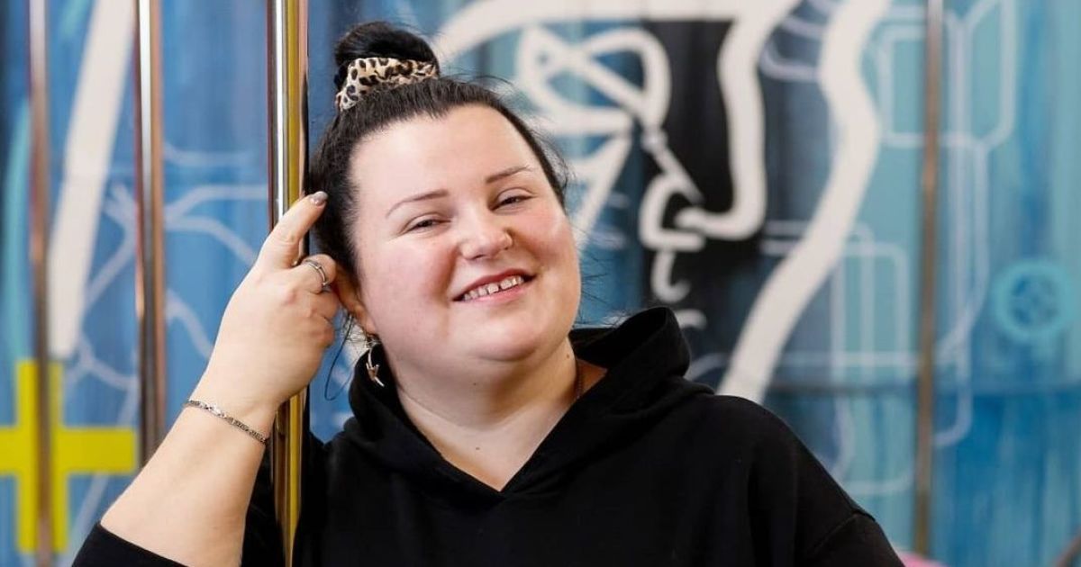 alyona alyona в черном белье позировала с двумя обнаженными мужчинами