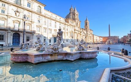 В Риме оштрафовали туриста на 550 евро за сбор монет в фонтане