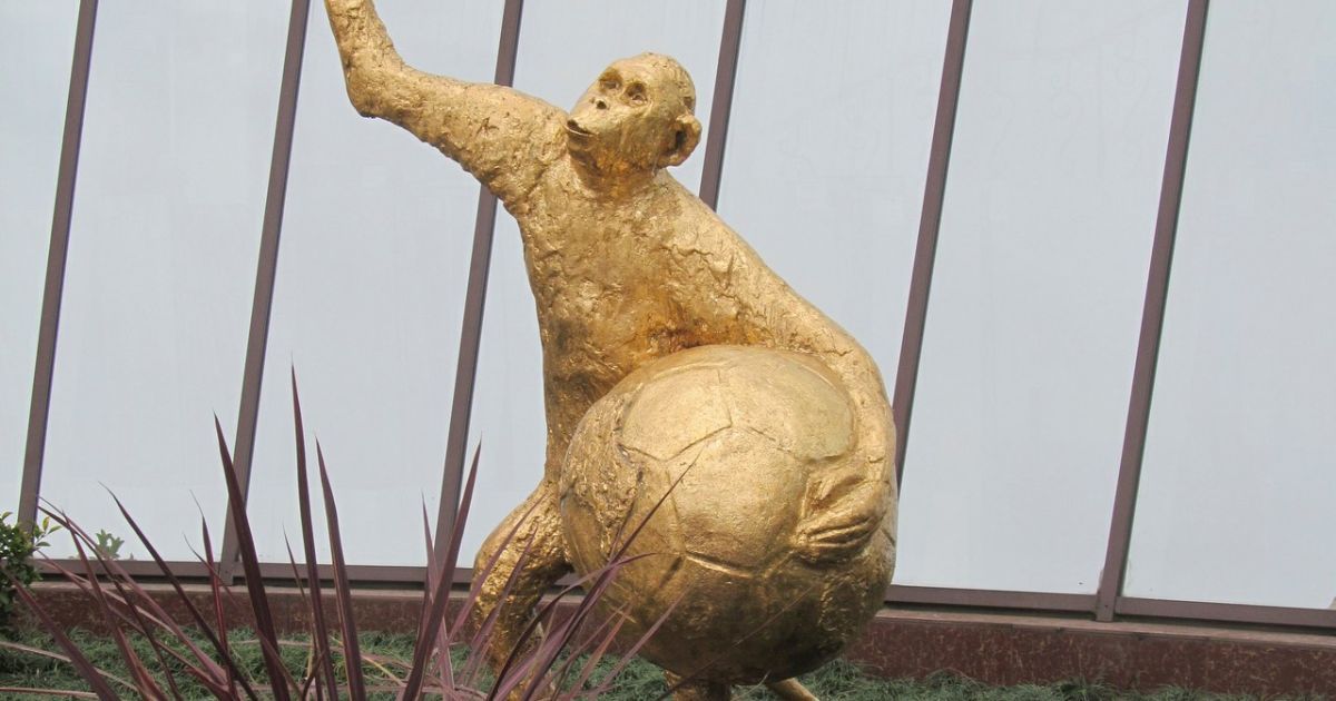 Скульптура "Золотая Обезьяна".