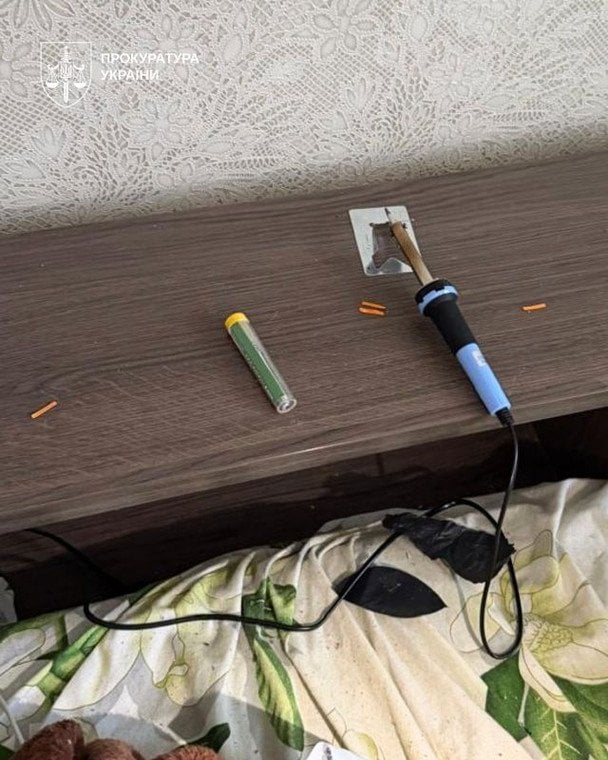 Речові докази, знайдені у квартирі підозрюваного / © Офіс генерального прокурора