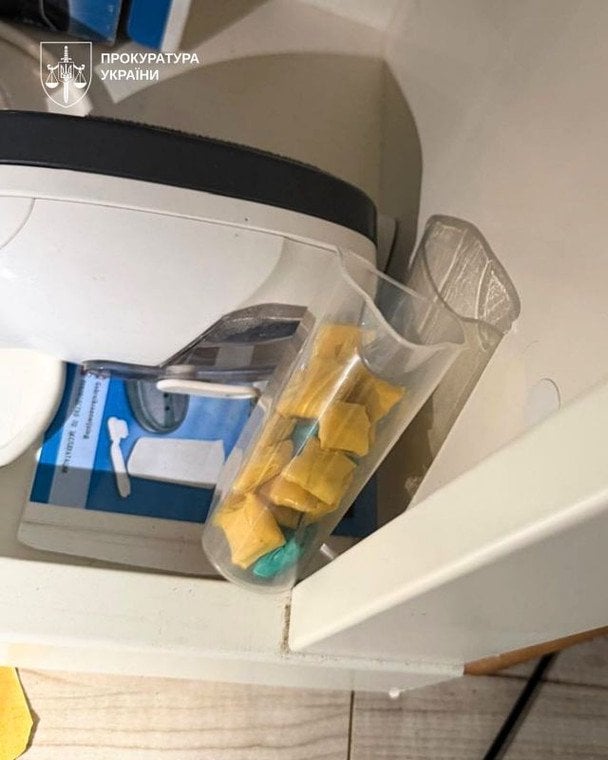 Речові докази, знайдені у квартирі підозрюваного / © Офіс генерального прокурора