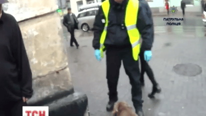 Газовим балончиком захищались львівські поліцейські від собаки, що напав на них